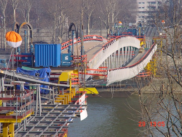 Einheben des Mittelstücks der Simone-de-Beauvoir-Brücke in Paris.